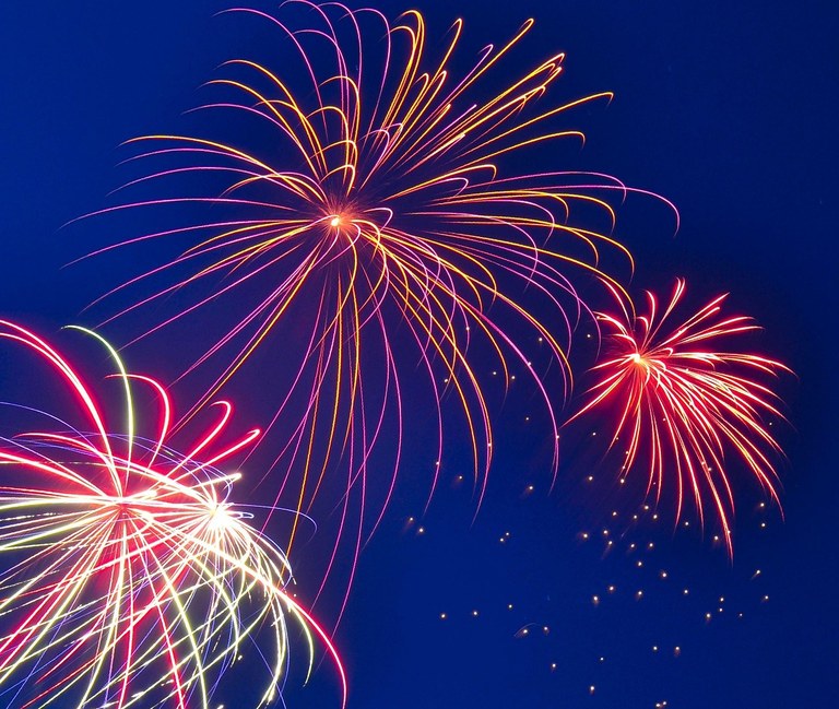 fireworks-1394347_1280.jpg
